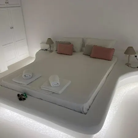 Rineia Complex By Live&travel